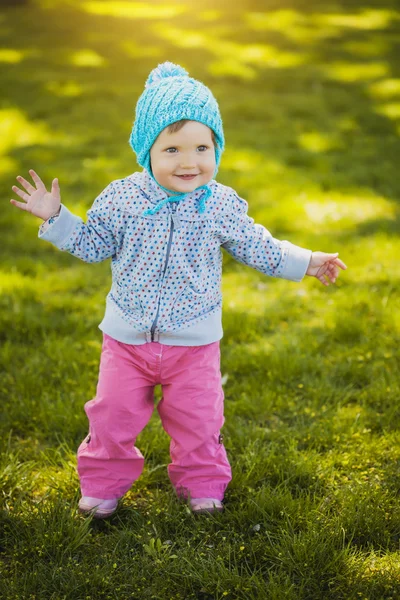 Cute baby in the green park looks at camera — Stock Photo, Image