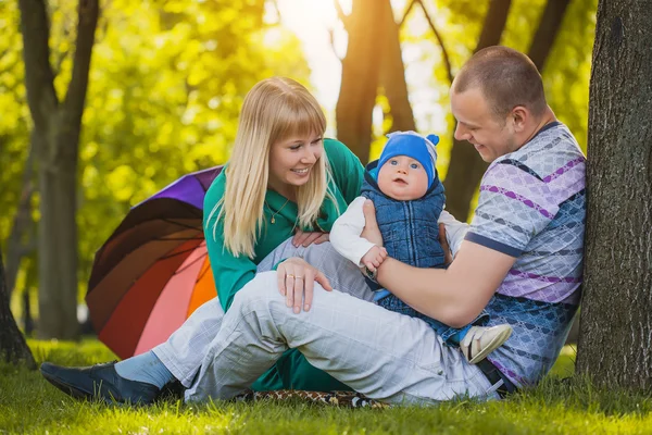 La famiglia felice si sta pavoneggiando nel parco — Foto Stock