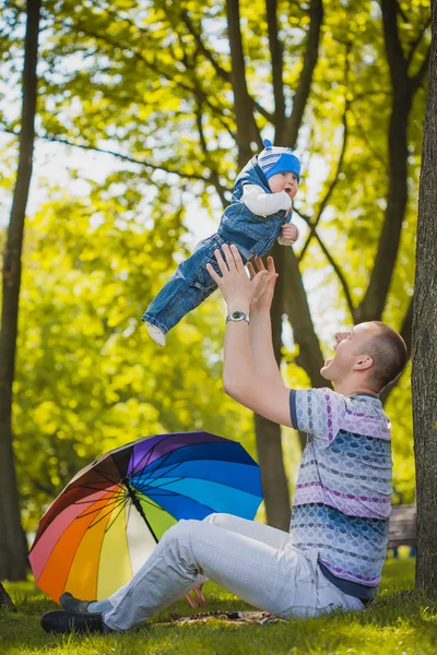 Pai feliz e bebê estão brincando no parque — Fotografia de Stock