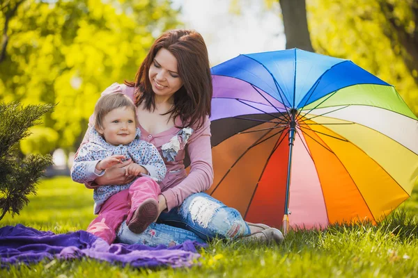 Gelukkig moeder en baby op de weide — Stockfoto