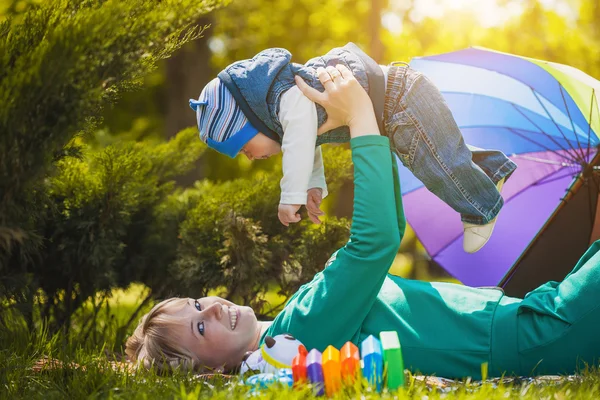 Mutlu anne ve bebek çayır üzerinde — Stok fotoğraf