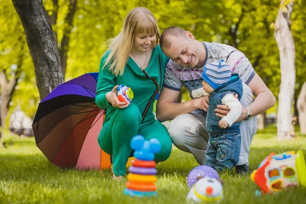 Glückliche Familie platziert sich im Park — Stockfoto