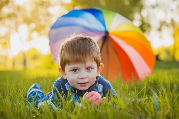 Portrét šťastného chlapečka v parku — Stock fotografie
