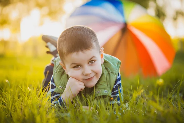 Portrait d'un petit garçon heureux dans le parc — Photo