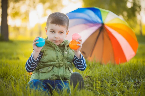 Porträt eines glücklichen kleinen Jungen im Park — Stockfoto