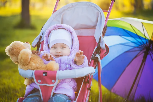 Funny baby sitter i vagnen på naturen — Stockfoto