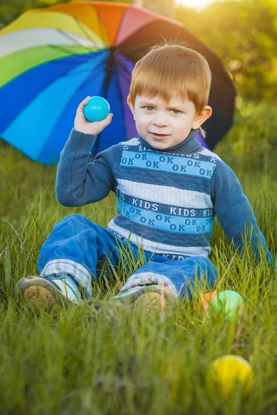 Porträt eines glücklichen kleinen Jungen im Park — Stockfoto