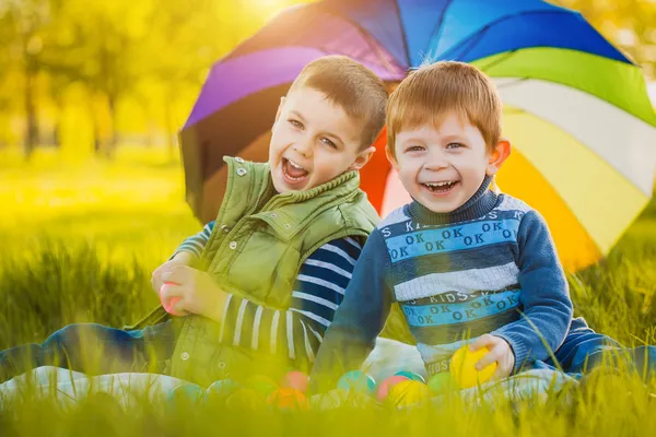 Mutlu çocuklar açık havada park içinde eğlenmek — Stok fotoğraf