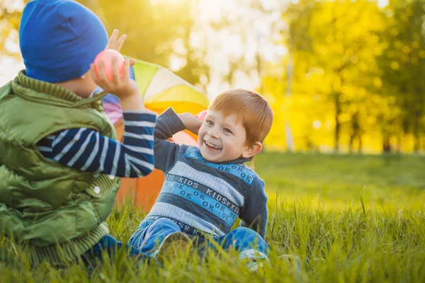 Mutlu çocuklar açık havada park içinde eğlenmek — Stok fotoğraf