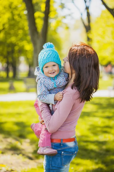 Mutlu anne ve bebek çayır üzerinde — Stok fotoğraf