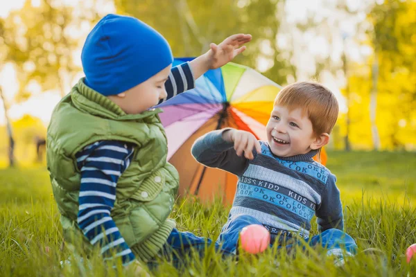 Щасливі діти розважаються у парку на відкритому повітрі — стокове фото