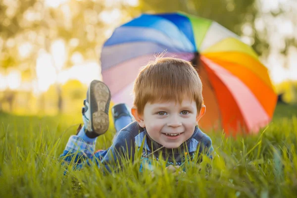 Portret van een gelukkig jongetje in het park — Stockfoto