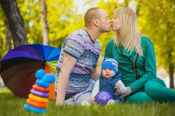 Glückliche Familie platziert sich im Park — Stockfoto