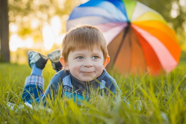 Portrét šťastného chlapečka v parku — Stock fotografie