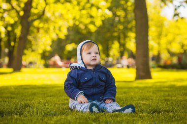 Yaz parkta oynarken sevimli bebek