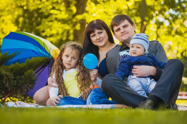 Familia feliz están trenzados en el parque —  Fotos de Stock