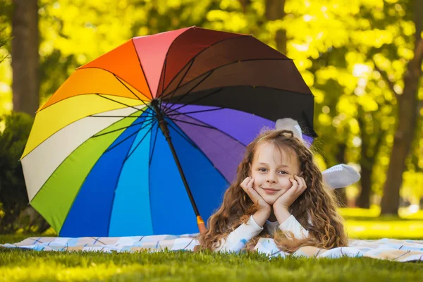 Портрет счастливой маленькой девочки с зонтиком — стоковое фото