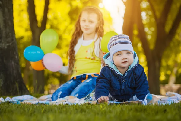 Gelukkige jonge geitjes hebben plezier in de openlucht park — Stockfoto