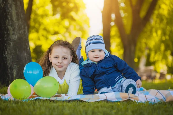 Счастливые дети веселятся в открытом парке — стоковое фото