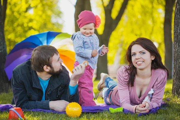 Anne ve baba ile kızı plaing vardır — Stok fotoğraf