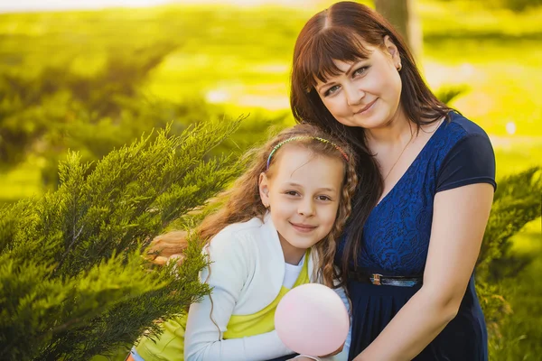 Happy mother and daughter are playing in the park — Stock Photo, Image