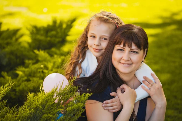 Gelukkig moeder en dochter spelen in het park — Stockfoto