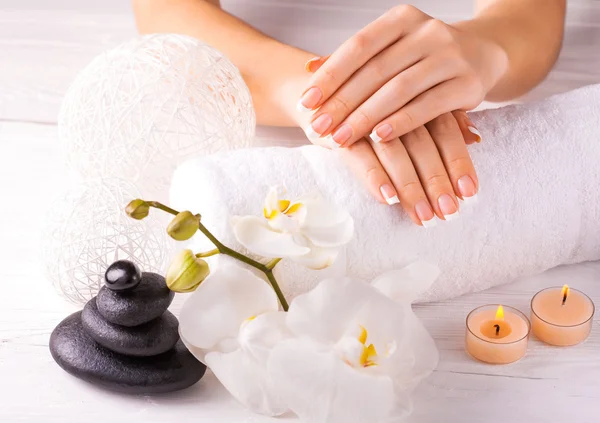 Manicura francesa y flor de orquídea wnite —  Fotos de Stock