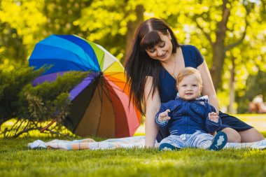 mutlu anne ve bebek yaz Park