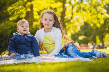 mutlu çocuklar açık havada park içinde eğlenmek