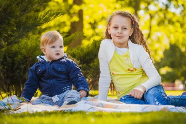 mutlu çocuklar açık havada park içinde eğlenmek