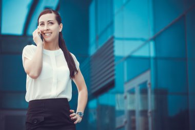 başarılı bir işadamı cep telefonunuzun konuşma.