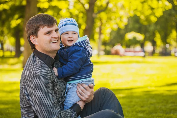 Feliz padre y bebé están jugando en el parque — Foto de Stock