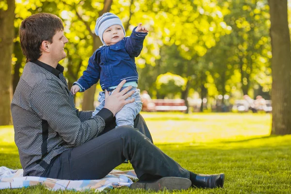 Boldog Apák és a baba játszol a parkban — Stock Fotó