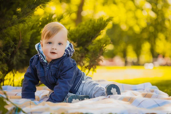 Carino bambino stanno giocando nel parco estivo — Foto Stock