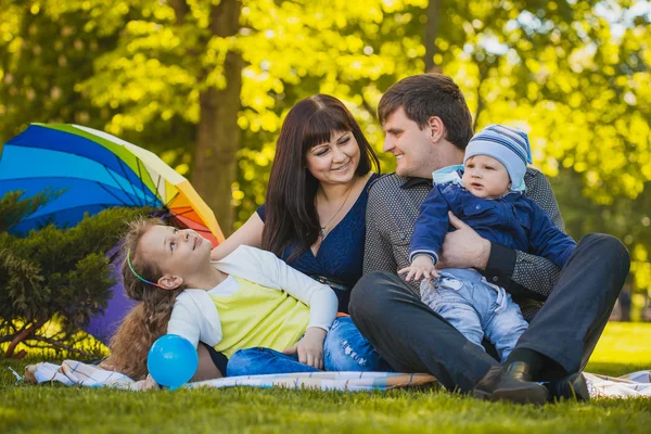 La famiglia felice si sta pavoneggiando nel parco — Foto Stock