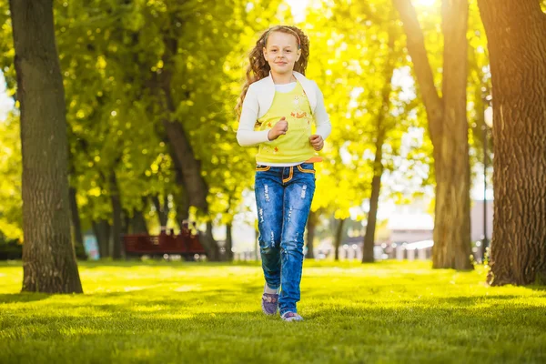 Portrait of a happy little girl in the green park — Stock Photo, Image