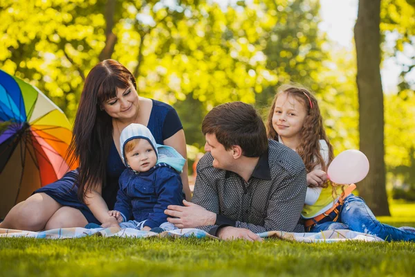 Lyckliga familjen är undersköterska i parken — Stockfoto