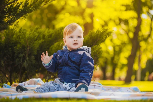 Bebê bonito está brincando no parque de verão — Fotografia de Stock