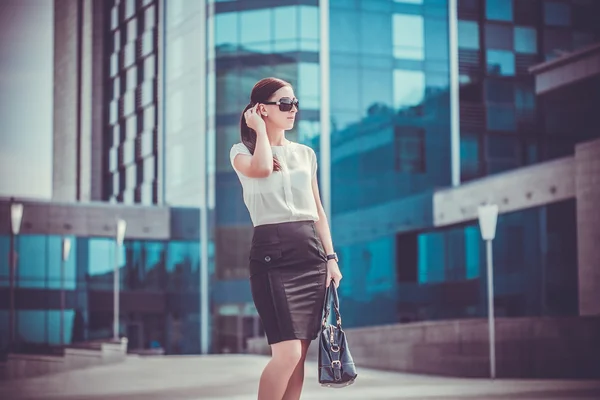 Femme d'affaires marchant dehors dans la ville — Photo