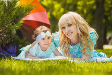 mutlu anne ve kızı parkta oynuyorlar