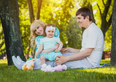 bir yaz gününde zaman geçirmekten mutlu genç ailesi