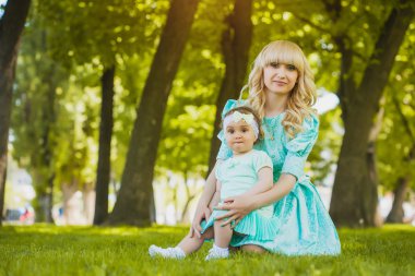 mutlu anne ve kızı parkta oynuyorlar