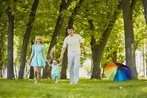 Glad ung familj spendera tid i solig park — Stockfoto