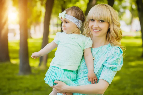 Mãe e filha felizes estão brincando no parque — Fotografia de Stock