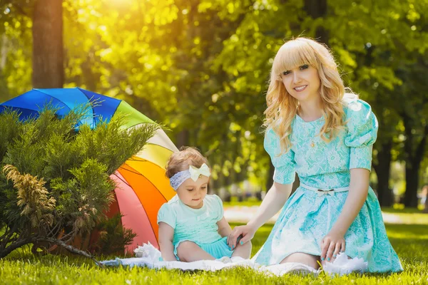 Mutter mit Tochter im Park — Stockfoto