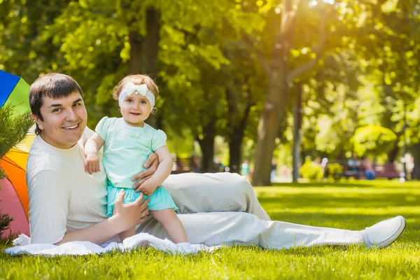 Pai feliz e bebê estão brincando no parque — Fotografia de Stock