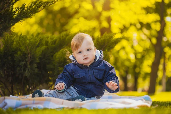 Schattige baby spelen in de zomer park — Stockfoto