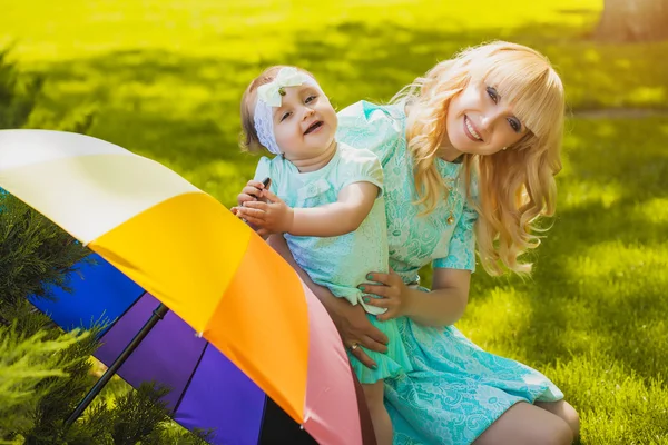 Gelukkig moeder en dochter spelen in het park — Stockfoto