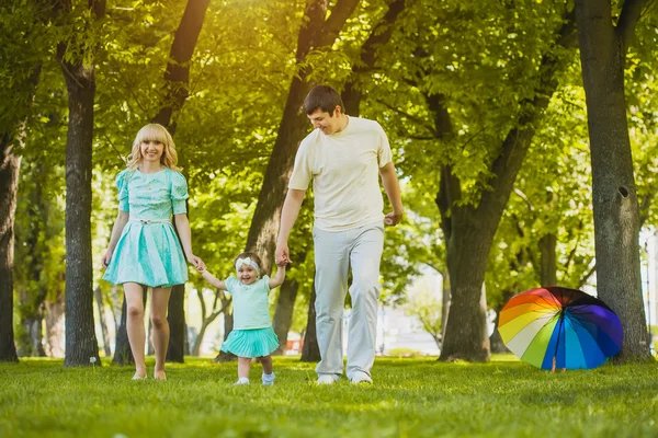 Gelukkige jonge familie tijd doorbrengen op een zomerdag — Stockfoto