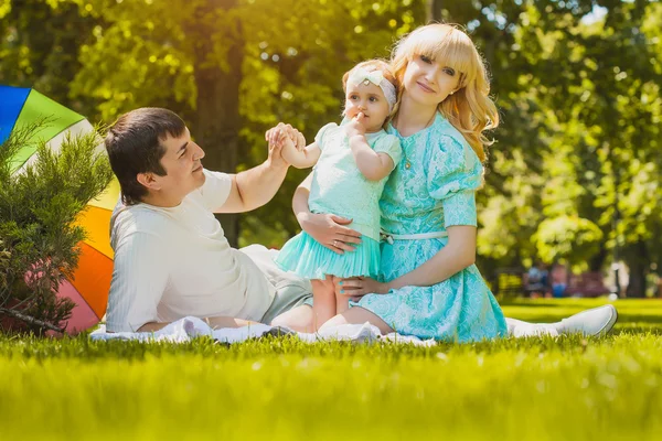 Gelukkige jonge familie tijd doorbrengen op een zomerdag — Stockfoto